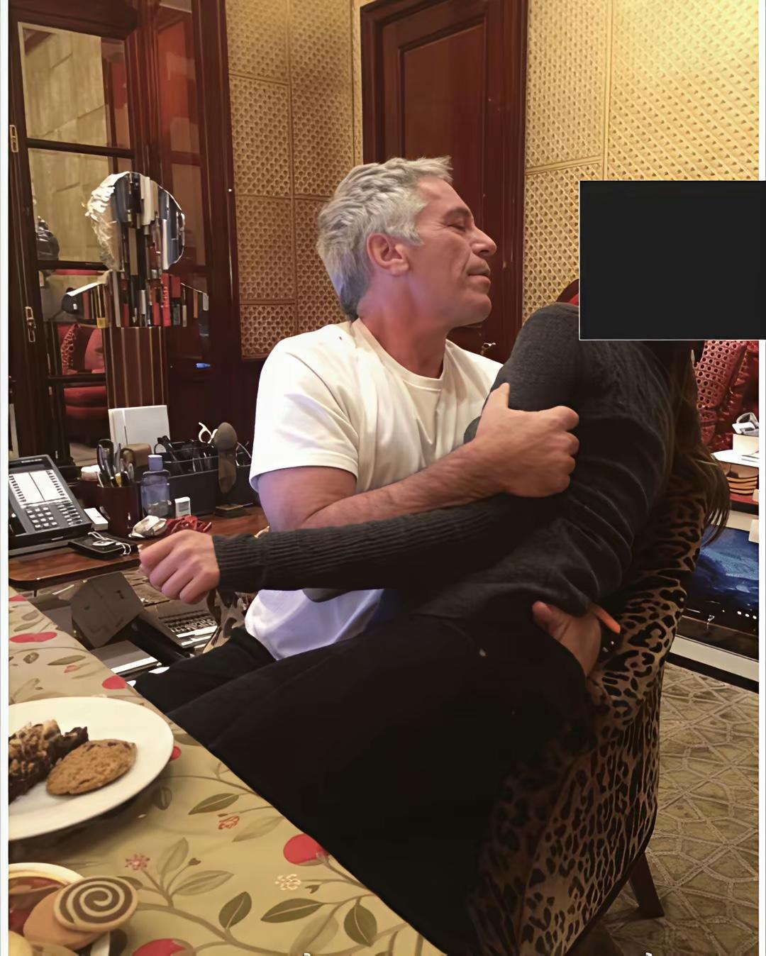 可以很明显看出来，这些被爱泼斯坦骗来的姑娘，对爱泼斯坦很抗拒，但是却无力反抗！ 