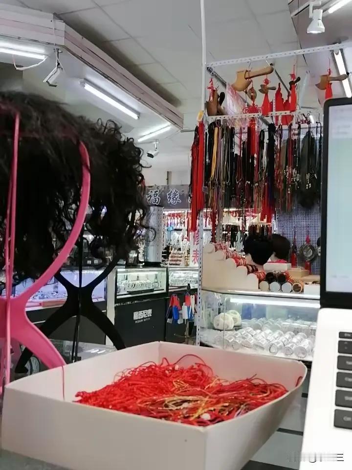 我在商场上班了！

今天，我到商场来看看儿子儿媳，结果，只看到儿媳和亲家母，没看