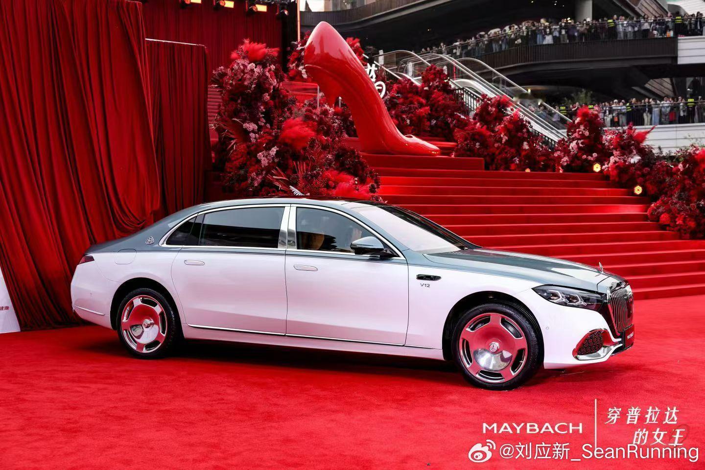 《穿普拉达的女王2》新一代迈巴赫S级轿车，穿越时光优雅驾到。豪气