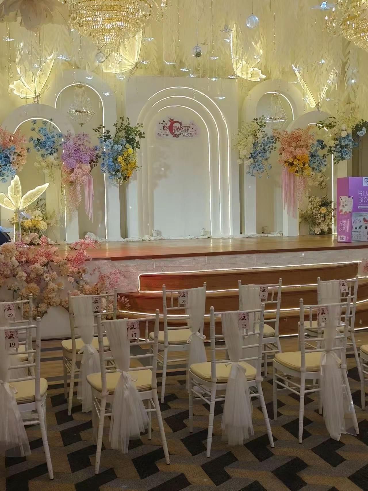场景像结婚现场。商务top2026.8.15