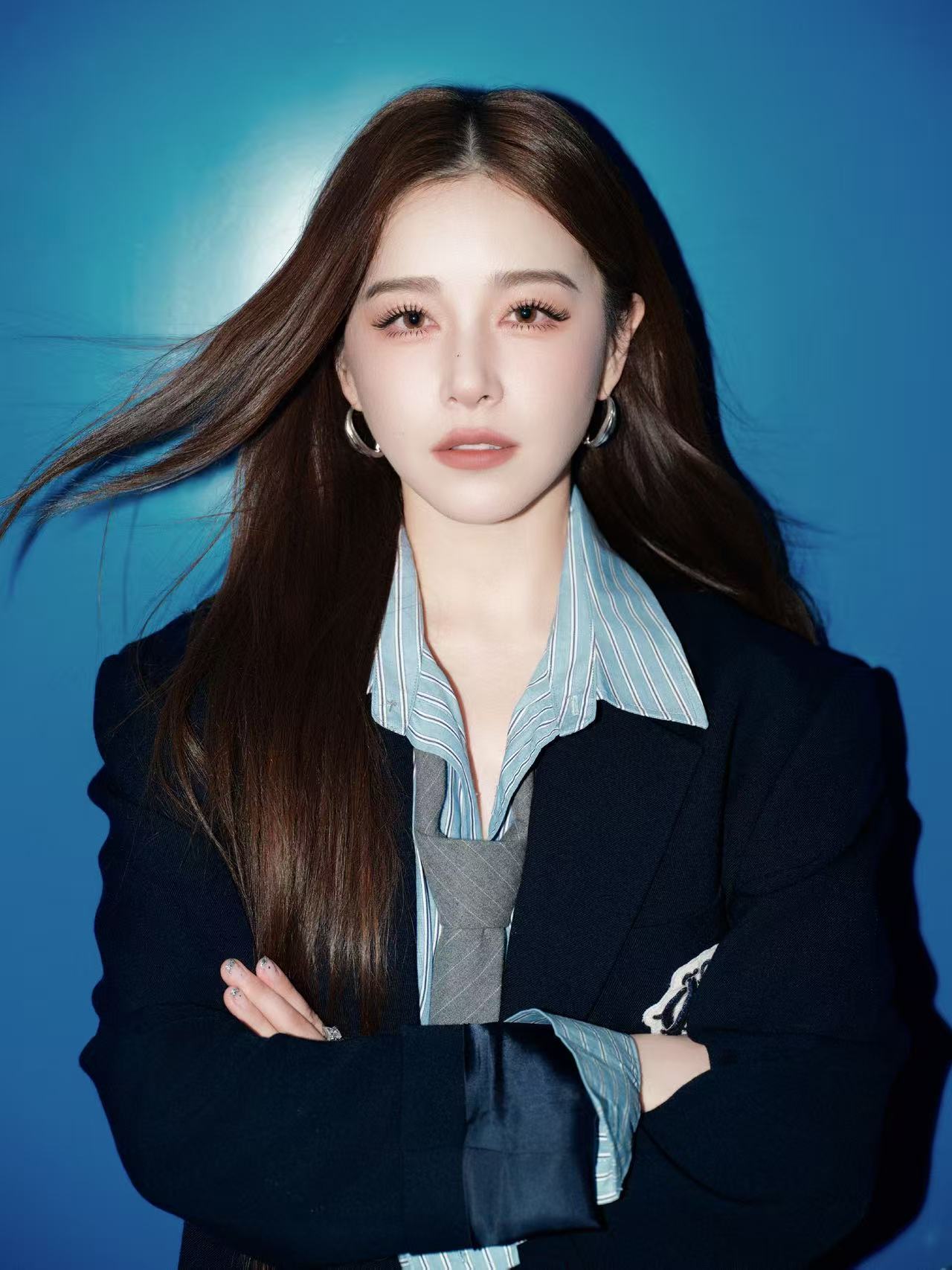 阚清子学姐你太美好了阚清子美式学院证件照 谁家学姐拍证件照这么绝啊，眼神清冷又带