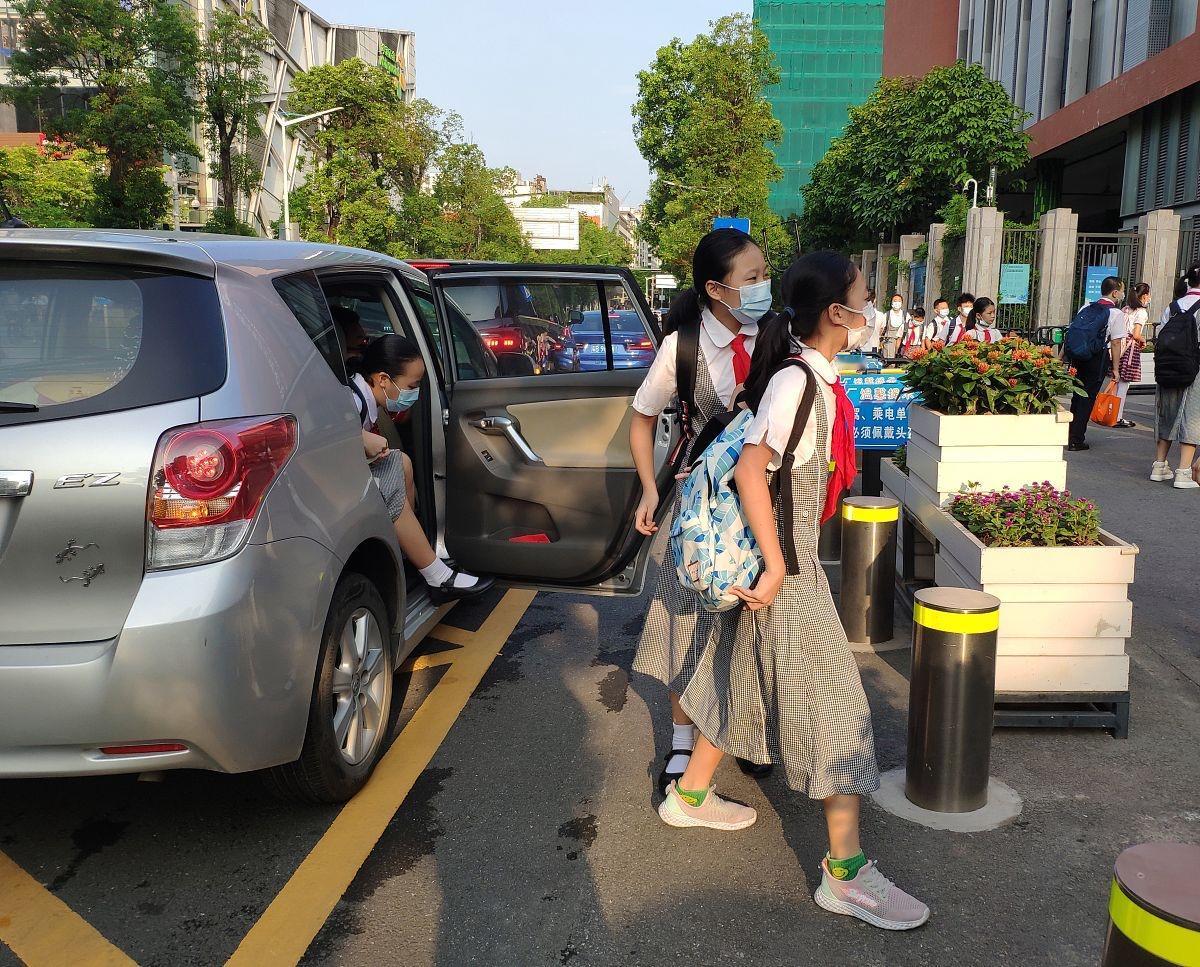 “防不胜防！”上海，一男子是某培训学校法人，他让1个老师蹲守在多所学校门口，专拍