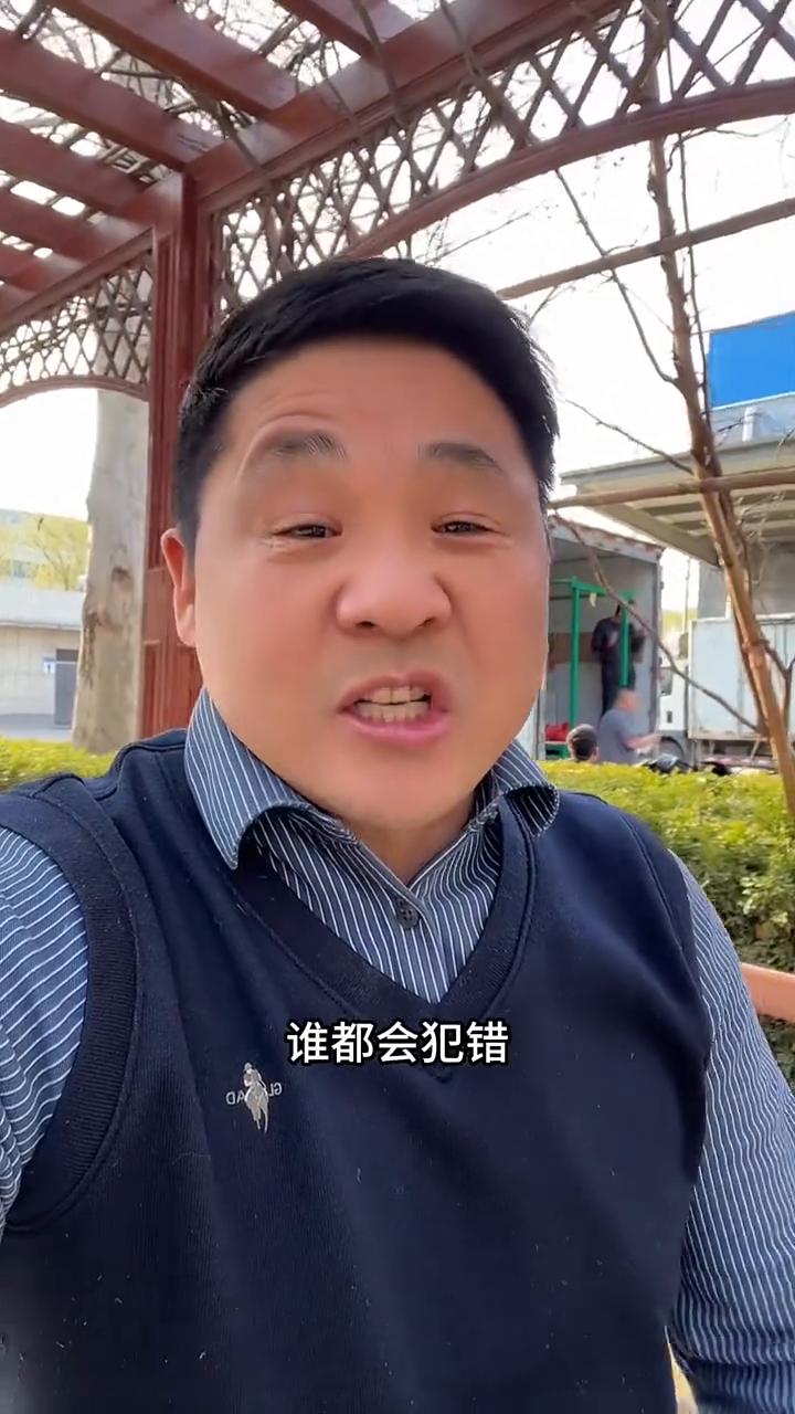 听懂了这四句话，你这一生都会过得很开心，不纠结。
·第一句：人生不可能每一个选择