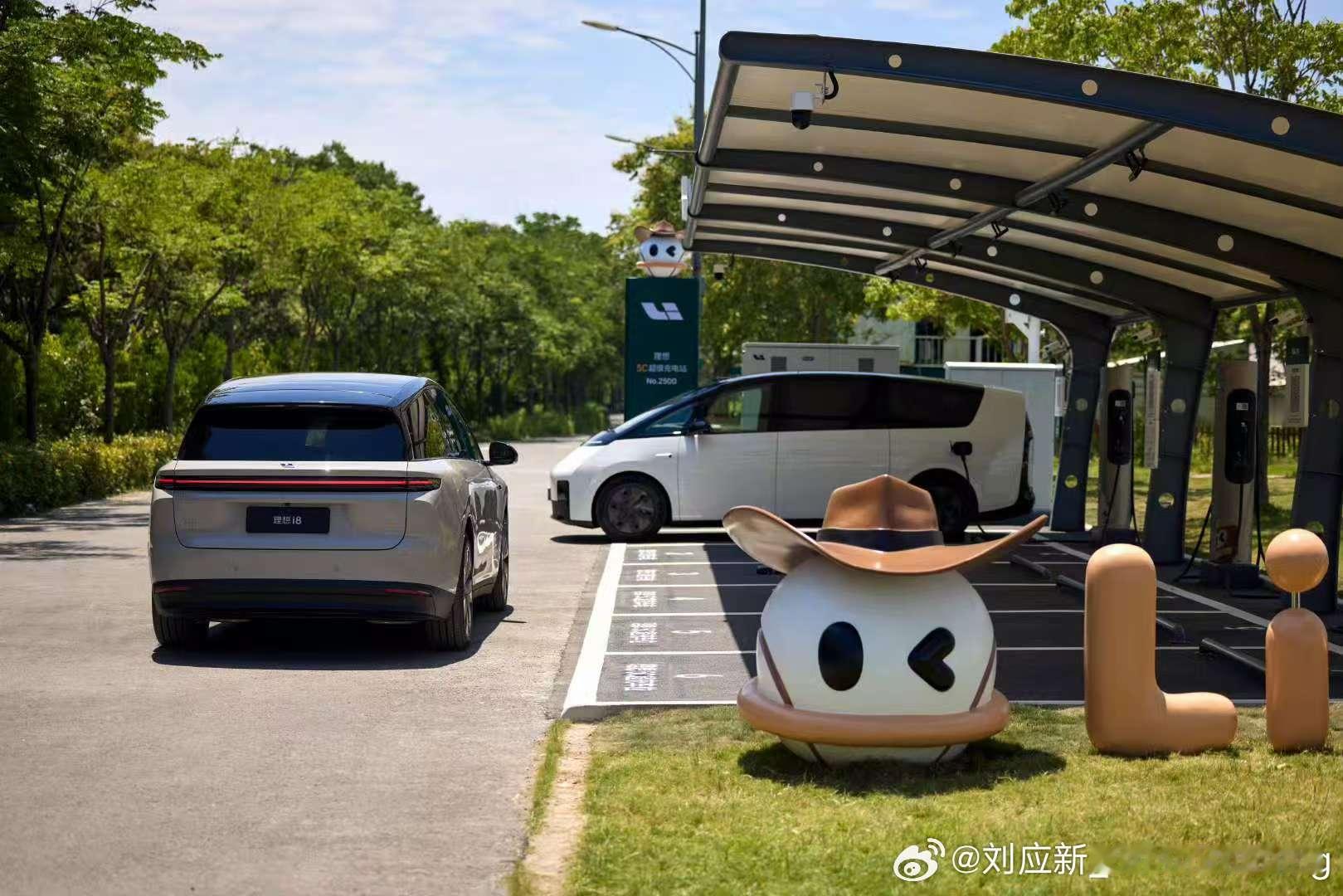 理想 5C 超充站已达到 2500 座，意味着理想汽车的超充站数量已经超过了特斯