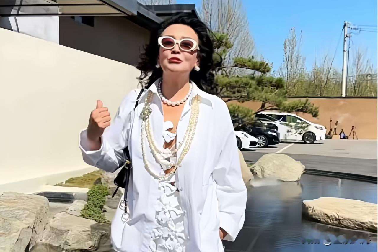 不装了！
张兰这次是真的彻底开窍了，一改往日和稀泥的态度，这波反击做得清醒又有格