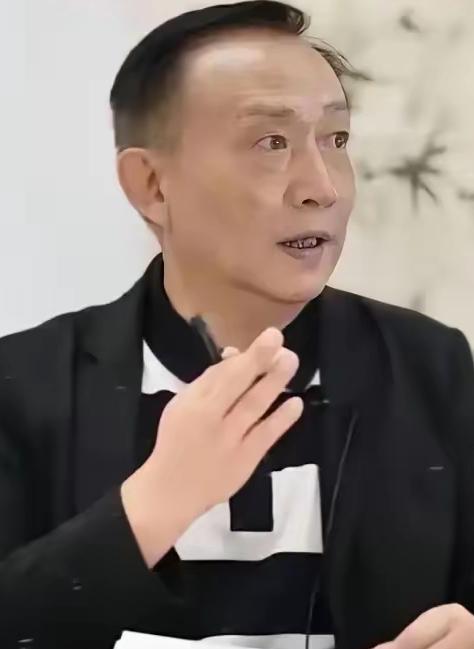 果不其然。
​中国学者卢麒元突然提出了“立法者每次参与都要政审”的主张。
 
这