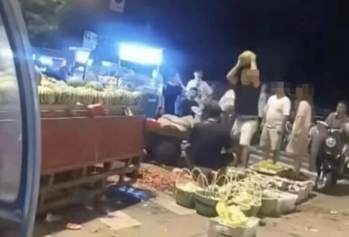 不还手才配当受害者？宁波夜市被顾客用十几个西瓜砸头摊主获赔7万，父亲说“佩服儿子