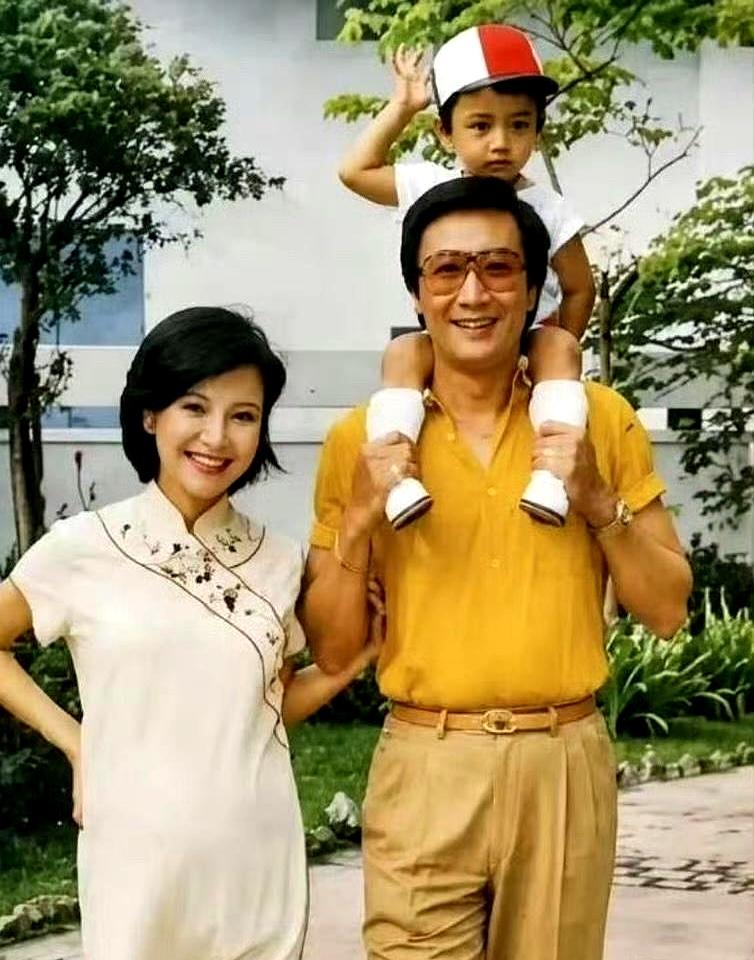 翻出1982年的那张旧照时，很多人第一眼都愣了：46岁的谢贤，肩上稳稳扛着才2岁