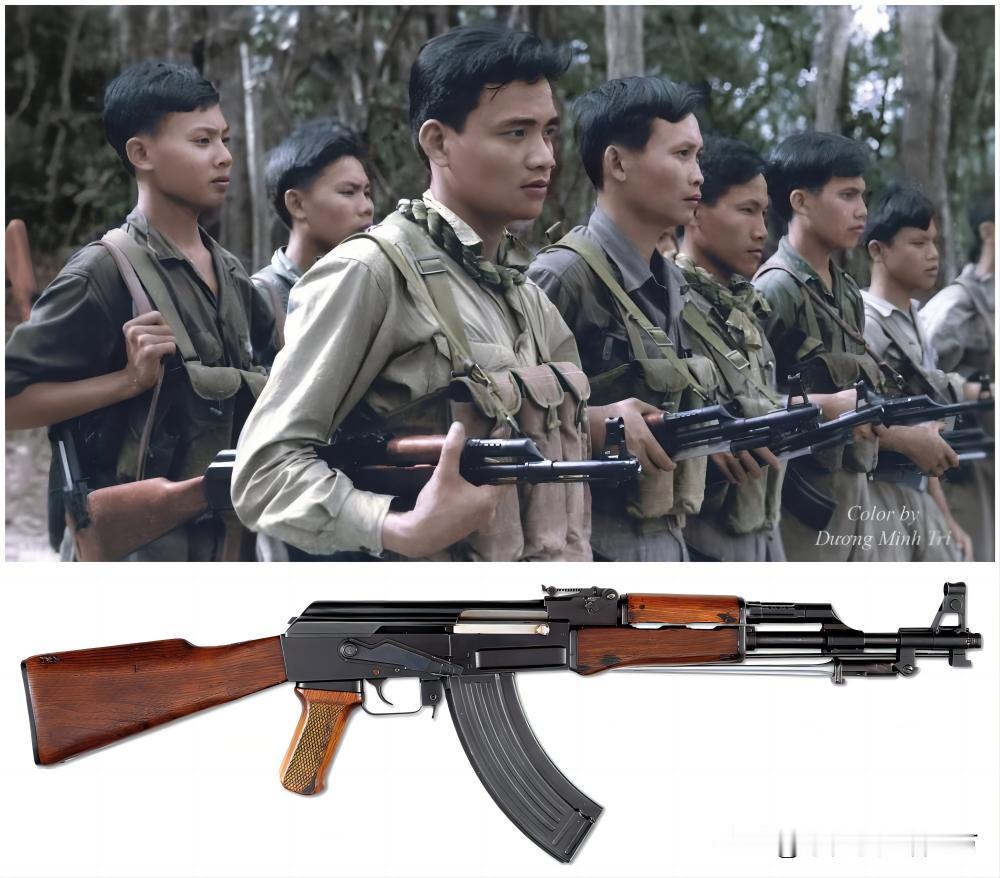 越南战争时期，“越共”正在列队，从服装上来看，应该是游击队。虽然不是正规军，但装