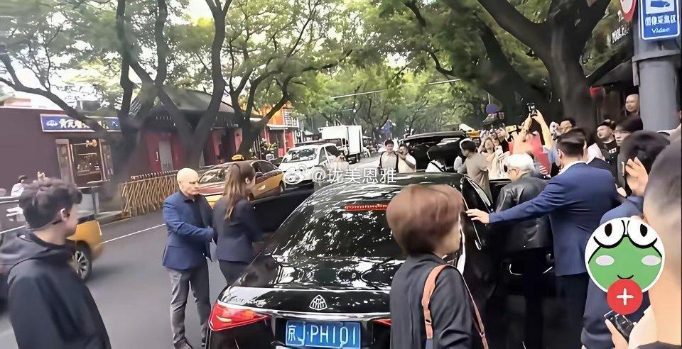 看了网友的视频，有个疑问黄仁勋乘坐的迈巴赫icon会不会是租的呀？毕竟没见他带专