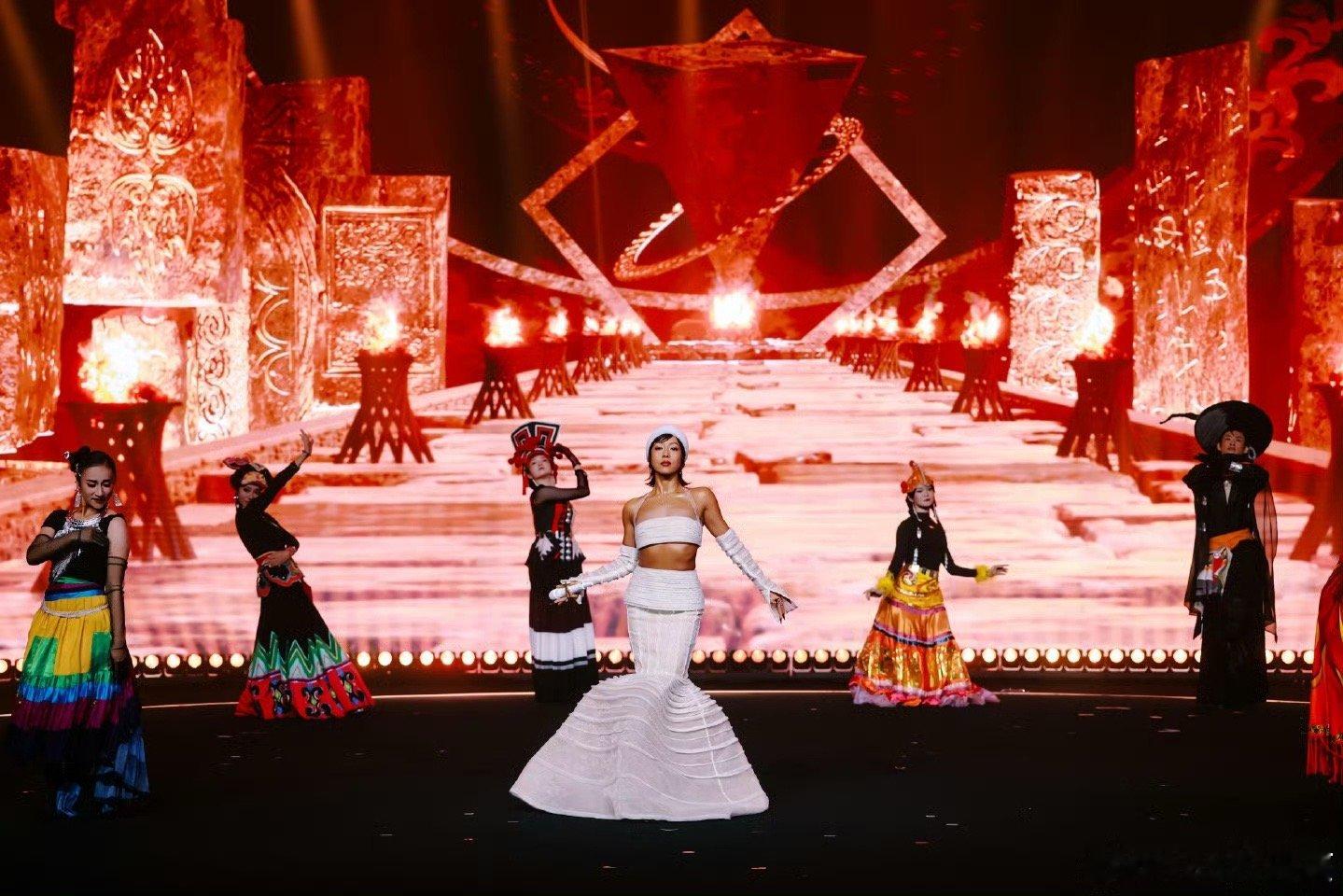 吉克隽逸嗓音适配万物与月光 听她唱歌会发现，声音里有一种独特的质感，清亮却不刺耳