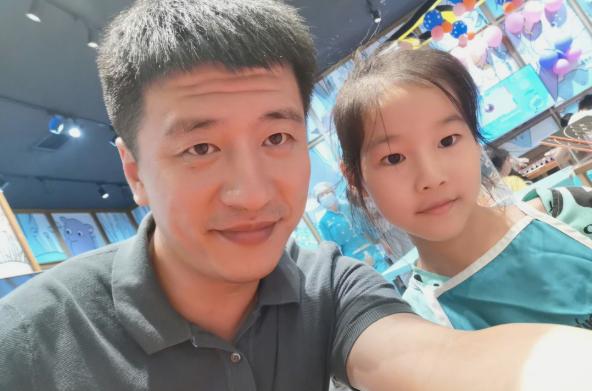 3月24日，张雪峰镜头下的女儿，曾经因为爸爸的陪伴有多开心，如今该有多伤心！
