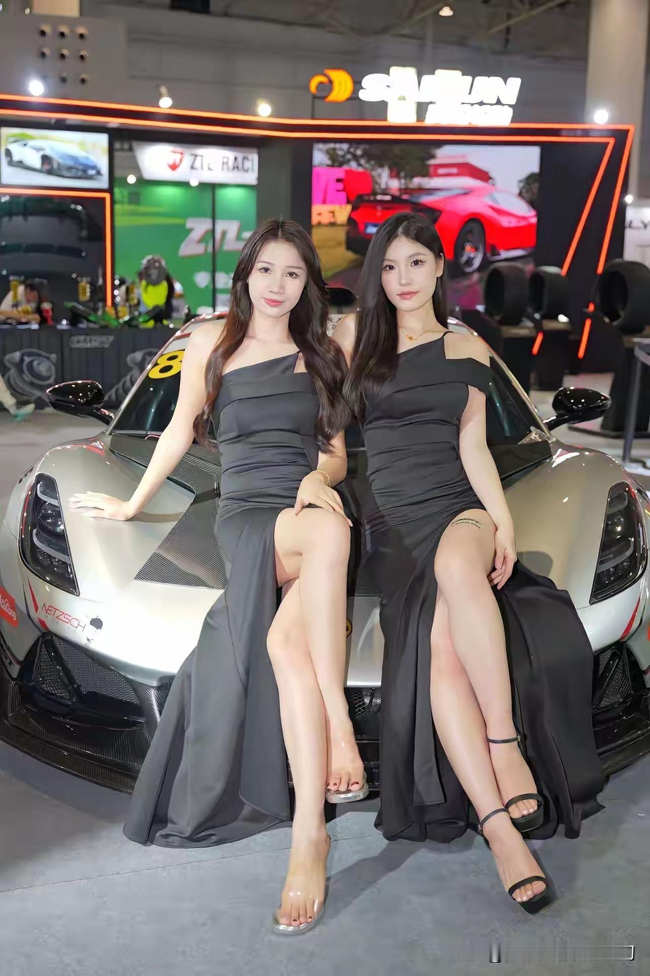 车模姐妹花摆拍