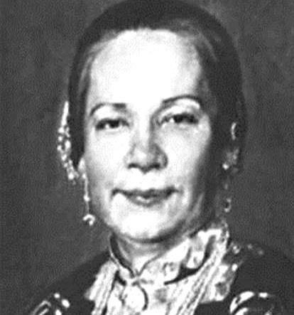 香港何东花园的故纸堆里，藏着一张让人倒吸一口凉气的黑白老照片。画面正中，站着后来