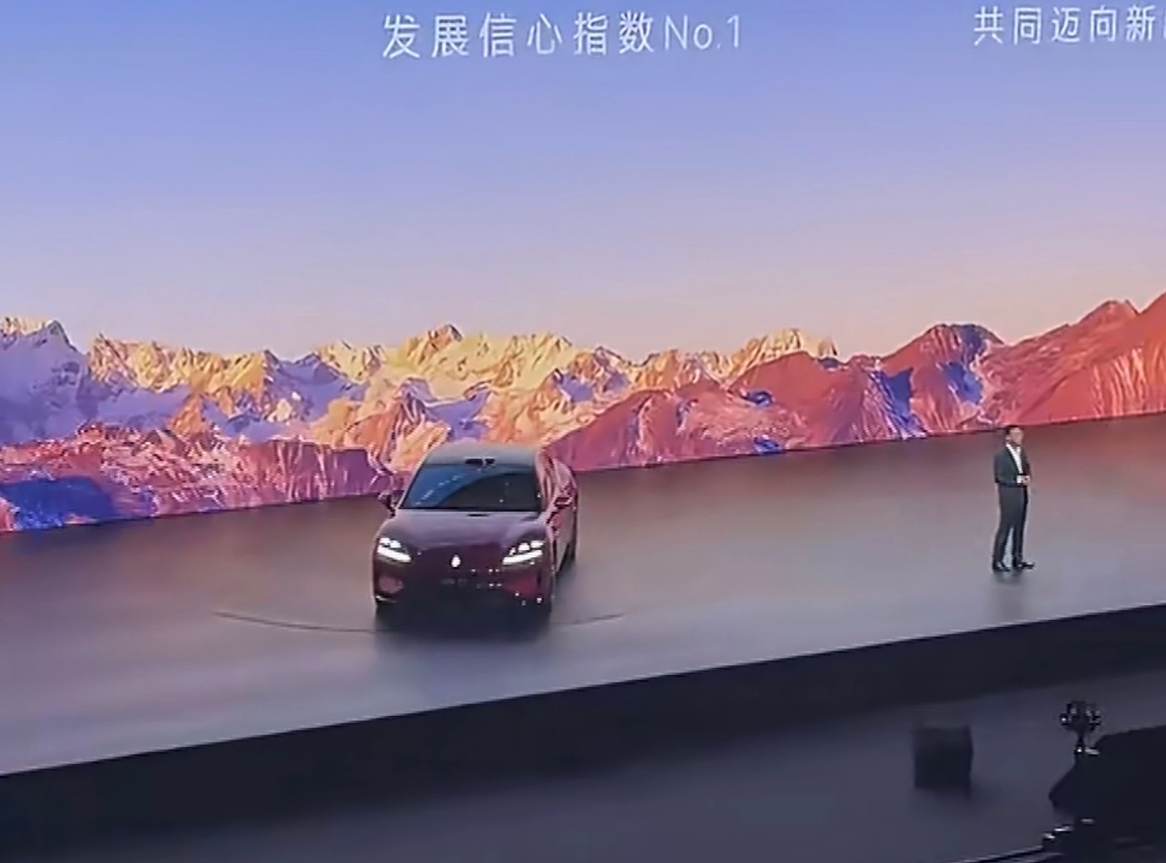 羡慕尚界Z7发布会这个司机，发布会全程在台上车里坐着有一种睥睨天下的感觉，坐着开