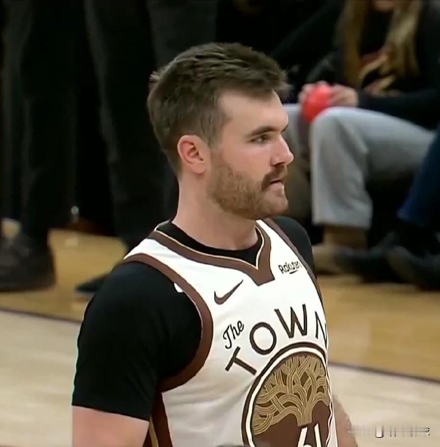 没有库里也没有巴特勒！！！
勇士今天就是凭借这套阵容99-94硬是把骑士给赢了！