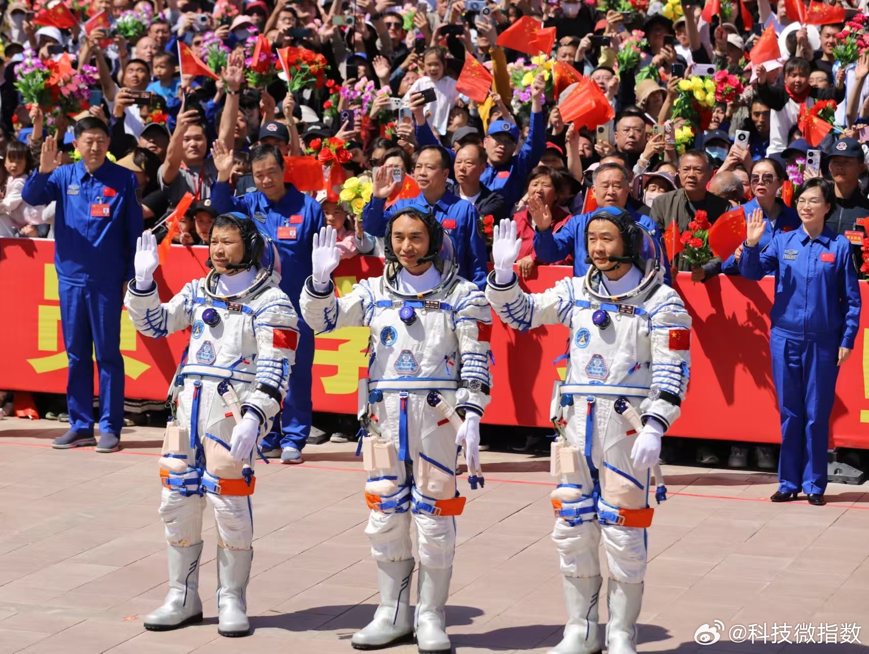 神21航天员要返回地球了神舟21号航天员即将返回地球引爆热搜！中国航天再创辉煌！