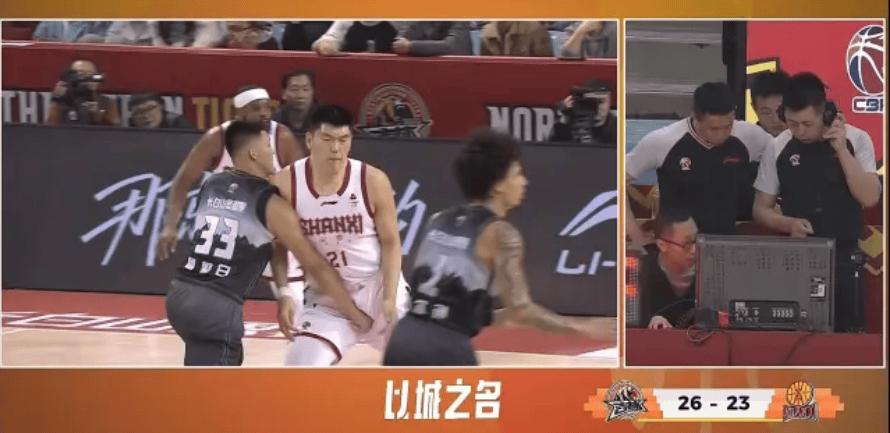 曾繁日击打刘传兴裆部的动作，与他五年前掏鸟北京首钢大外尤度的动作，有异曲同工之妙