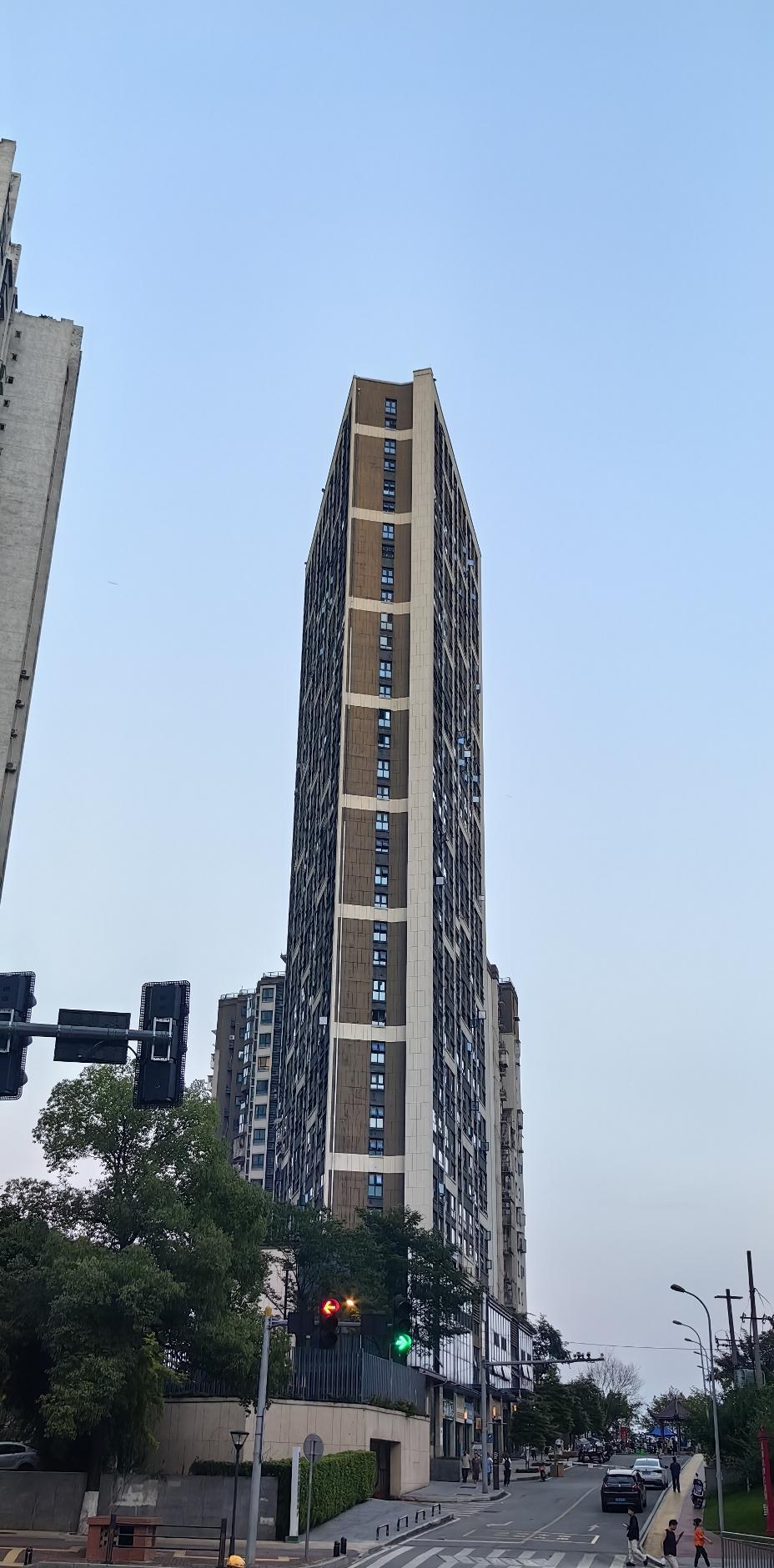 [吃瓜群众]有一说一，大渡口这栋楼类似“三角形”，怪怪的，像…一把“破风”的[刀