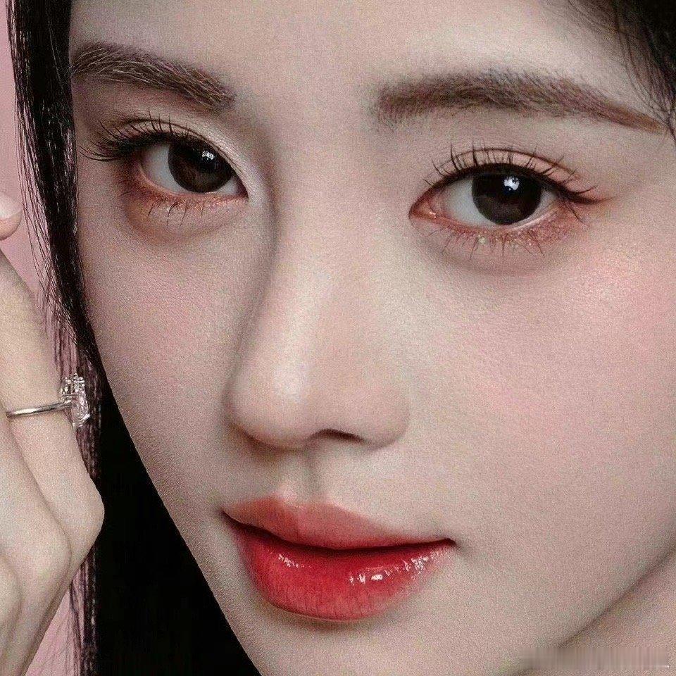 鞠婧祎这个P图真的是，怎么不把脸上的粉感也P一下 ​​​