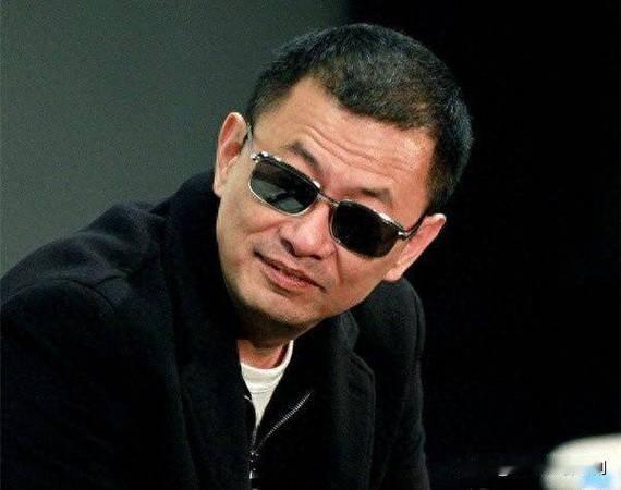 2025年11月初，知名导演王家卫的“墨镜”意外“碎了”。青年编剧古二曝光多段录