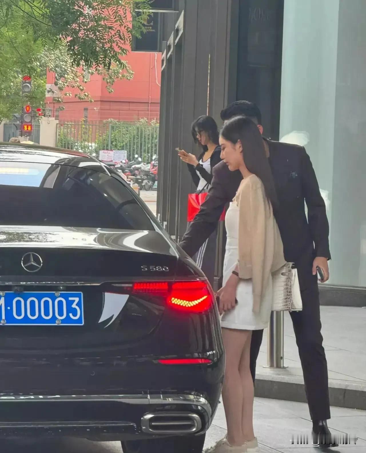 汪小菲给马小梅买了120万的包包，还开着落地价180万起的迈巴赫接送，还亲自帮马