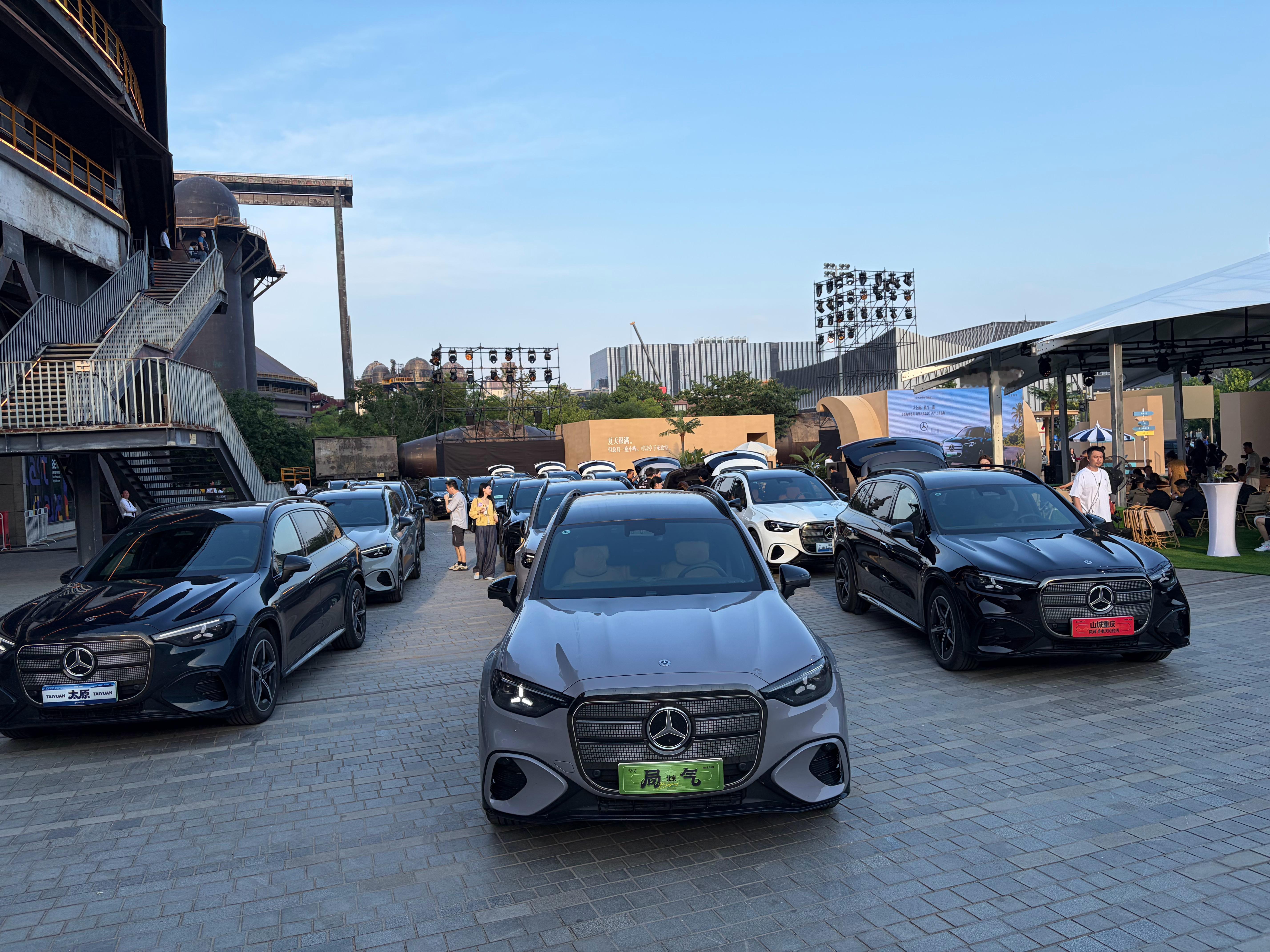 来首钢感受一下全新奔驰纯电 GLC，这个氛围还是很轻松的，我很喜欢 