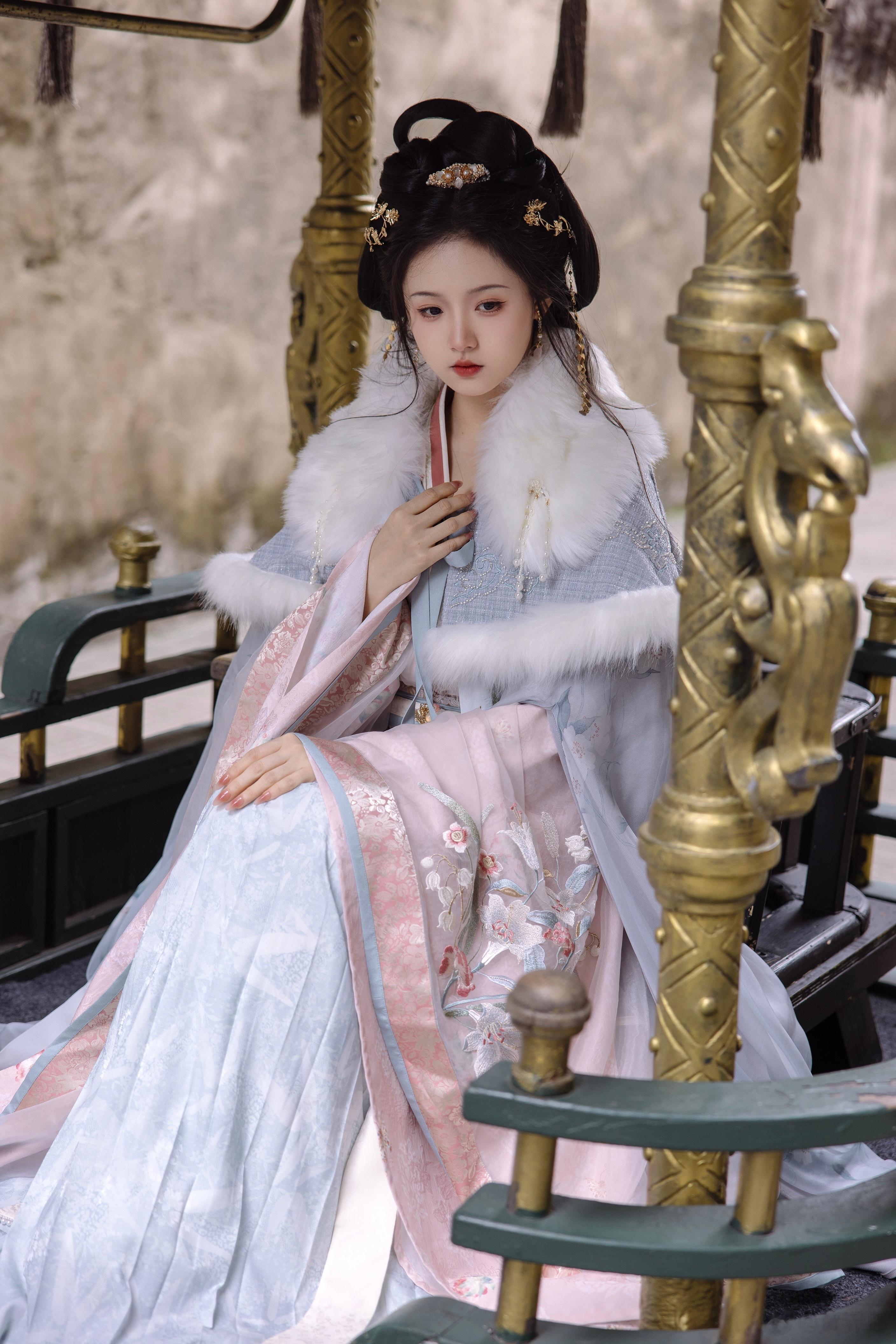 斗篷一穿 宿命感就来了…这期远山乔的新品也超美der[哆啦A梦花心]《昭昭月》x