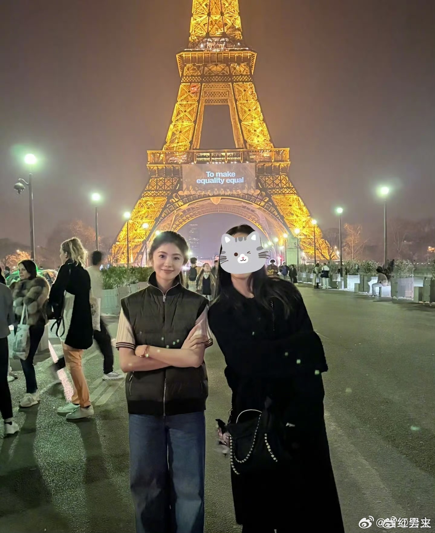 网友巴黎铁塔偶遇刘浩存 没想到能在巴黎铁塔看到刘浩存😯，她正在参加巴黎时装周✨