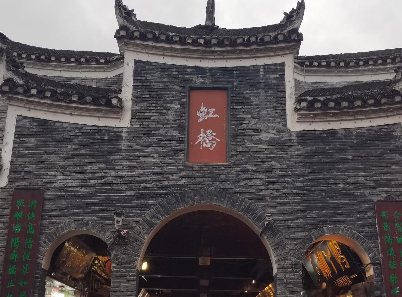 周末和家人一起自驾去凤凰是一种什么样的体验：
从长沙出发自驾凤凰大概需要4小时多