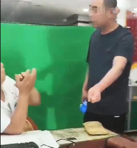 德高望重的老中医，平白无故地被一个地痞无赖欺负。这样的坏人，到底谁应该管呢？
 