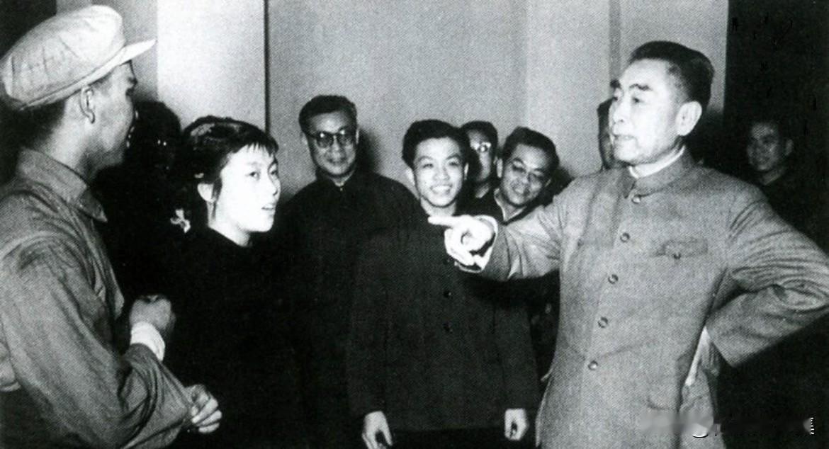 【周总理历史上的今天——6月26日】
1964年6月26日，“全国京剧现代戏观摩