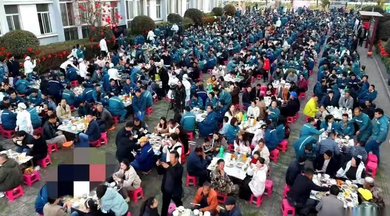 湖北天门一个服装厂老板，年底请工人吃饭，就多说了一句：“把家属都带上。”结果到了