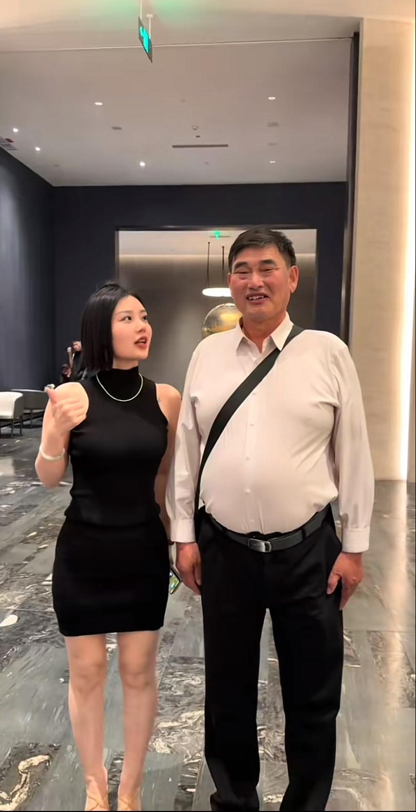 河北保定大网红，刘娇娇太厉害了，大衣哥居然也想和她合影，大衣哥笔直的站在她的身旁