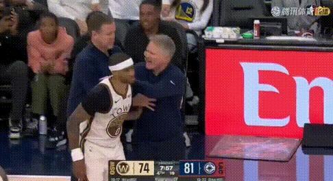 黑哨？库里神奇抛投、佩顿干扰球接连被吹，科尔欲揍裁判被驱！
4节初勇士一波9:2