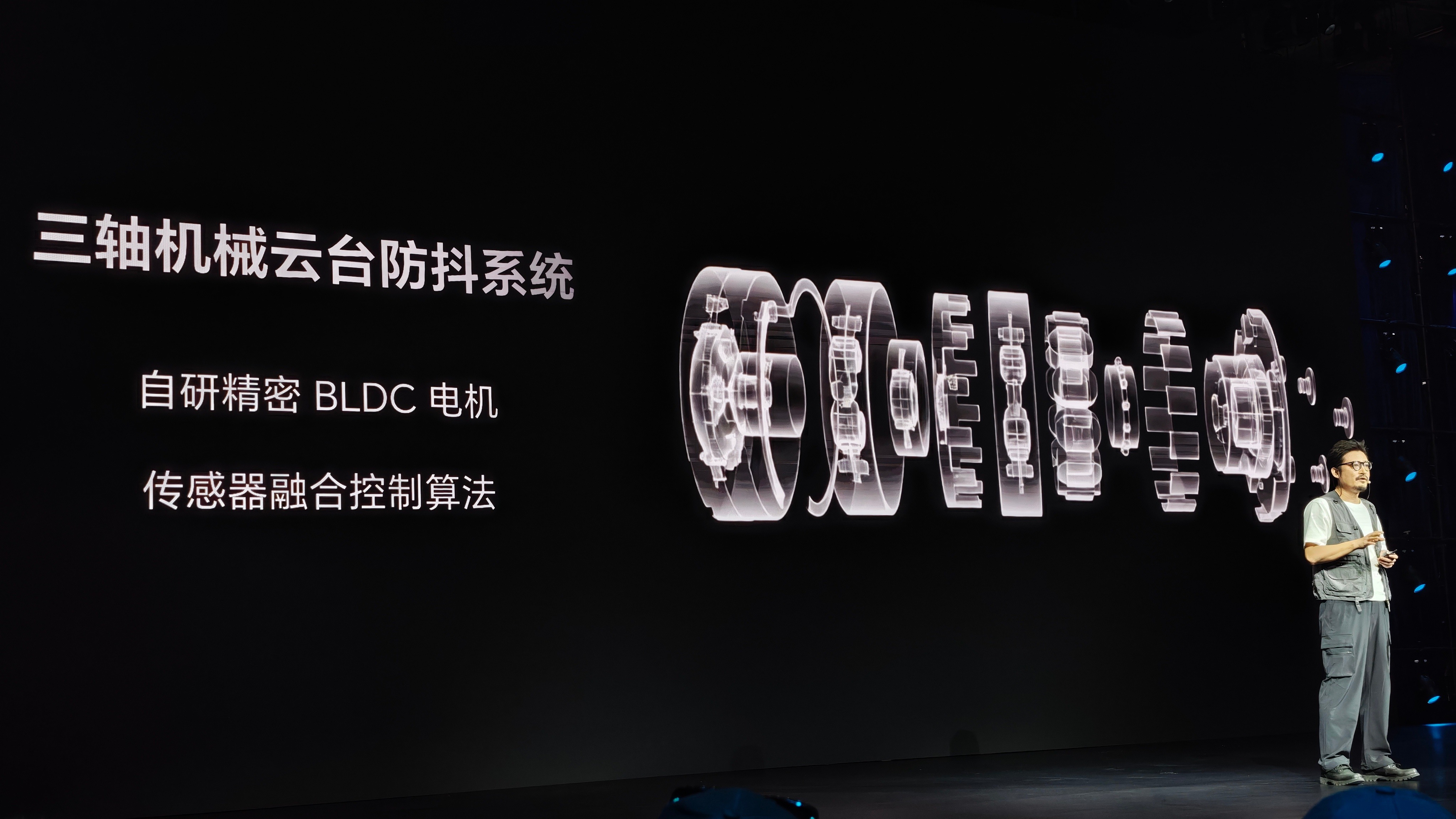 三轴机械云台防抖真的绝了！ 三个无刷电机分别管俯仰、横滚、航向，物理硬抗手抖，不