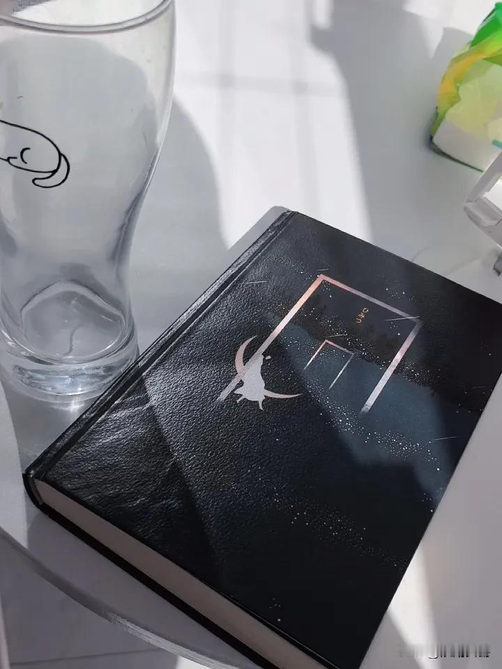 可能和年龄有关，
我现在只想与人隔绝，一个人生活。

30岁以前，几乎待不了家里