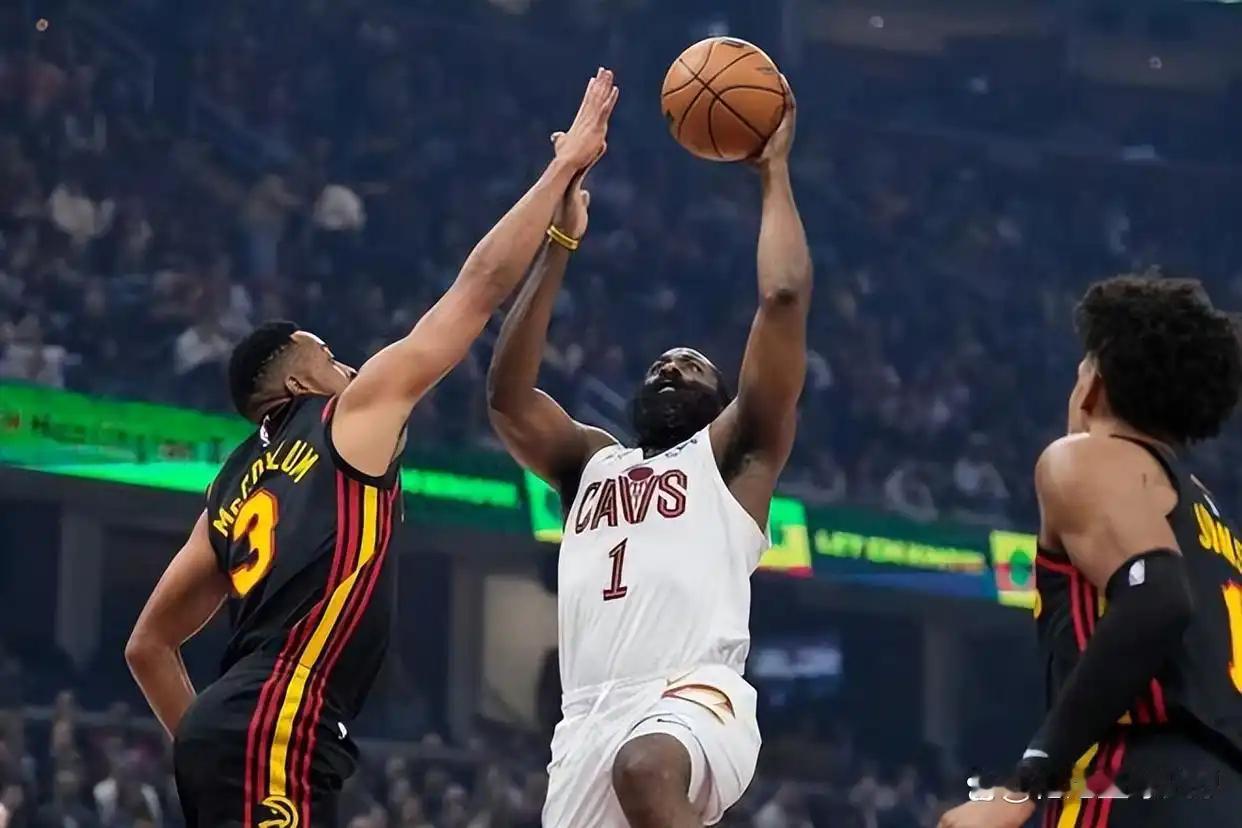 骑士122-116险胜老鹰。米切尔复出轰下31分，第三节率队狂轰44分抹平分差。