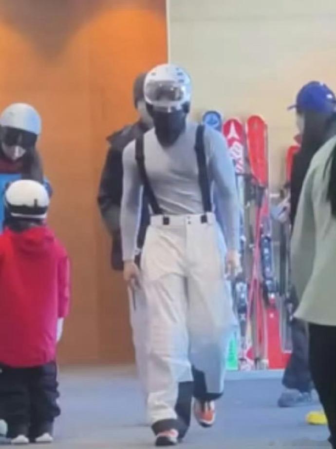 雪场中的白敬亭以滑雪男模的形象出圈，出众的身材为其加持，倒三角的身形比例，让每一