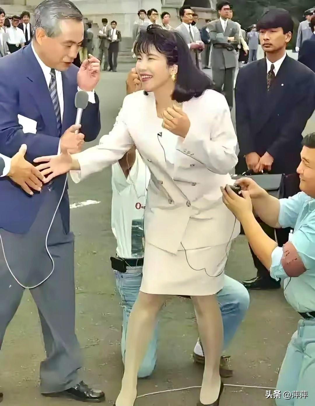 网传这是日本政客高市早苗的早年综艺照，实则是张冠李戴。图中女士是90年代日本搞笑