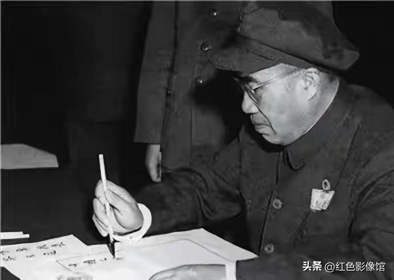 三张照片简介
 
第一张：朱德元帅伏案执笔的珍贵影像。一身朴素军装，凝神伏案，一