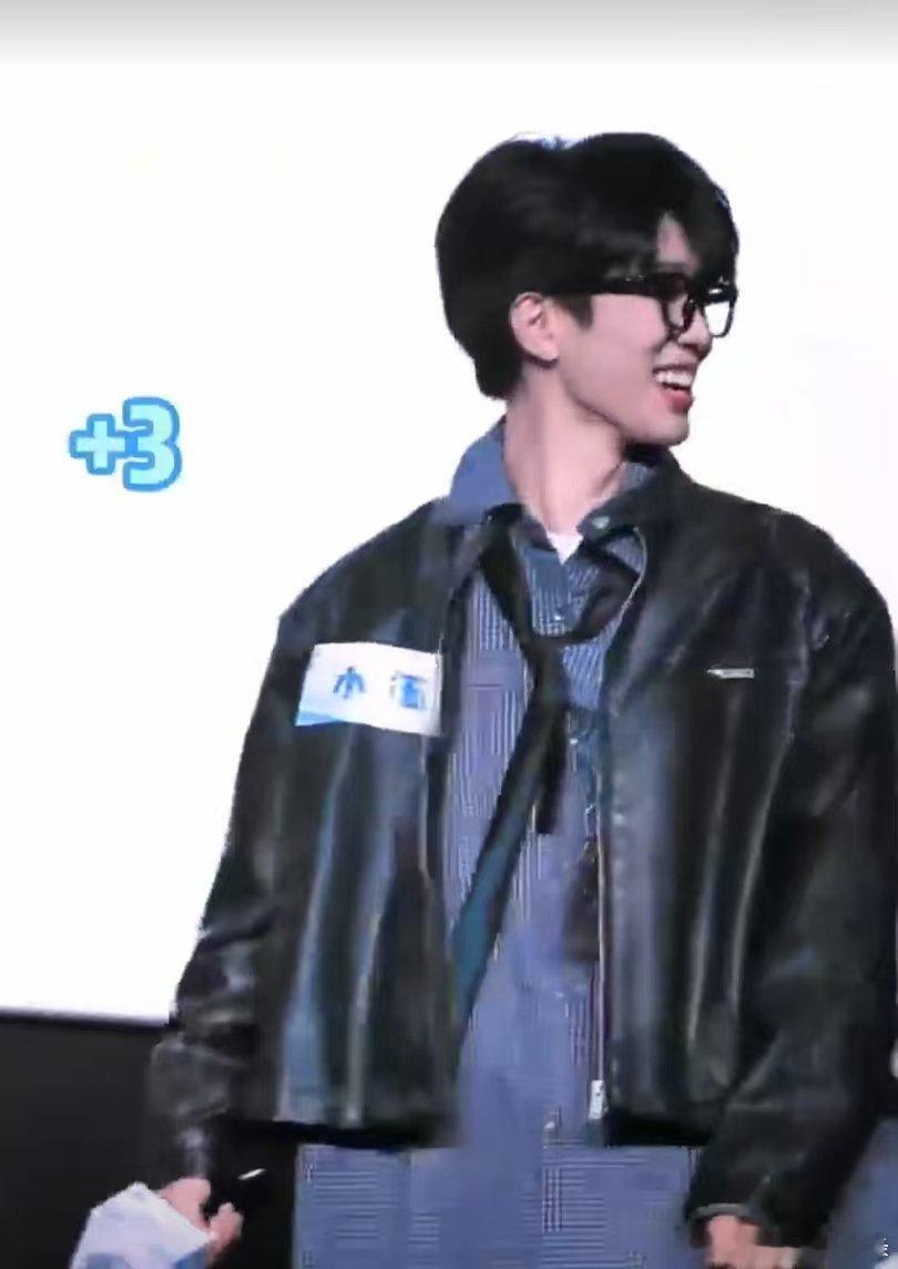 谁说内娱没有饭撒的神演唱会现场，狗耳、猫耳齐上阵，满足粉丝一切要求，这也太宠了吧