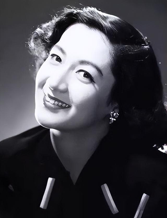 五星上将麦克阿瑟在日本的生活究竟有多么的靡乱？他霸占日本的第一女神原节子多年，日