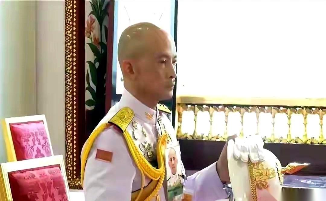 泰国那边传开了，说帕公主有个神秘舅舅要出来当王储。
一句话就把人说蒙了。帕公主的