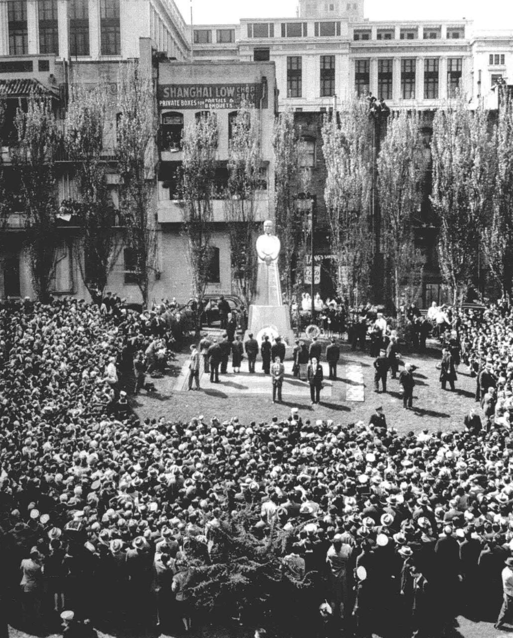 历史知识1943年5月，美国。宋美龄访问美国旧金山，向孙中山塑像献花圈，大街上到