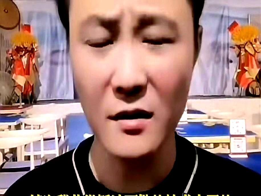烧饼那副粗哑嗓音真不是天生的，那是硬生生熬坏的。

13岁就跟着郭德纲吃住，当年