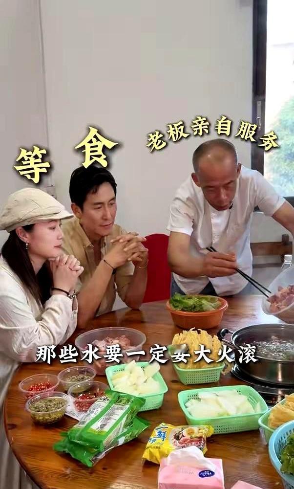 15万港币站37分钟，一碗鸡煲愣是一口没碰，这钱挣得也太“讲究”了吧！
最近刷到