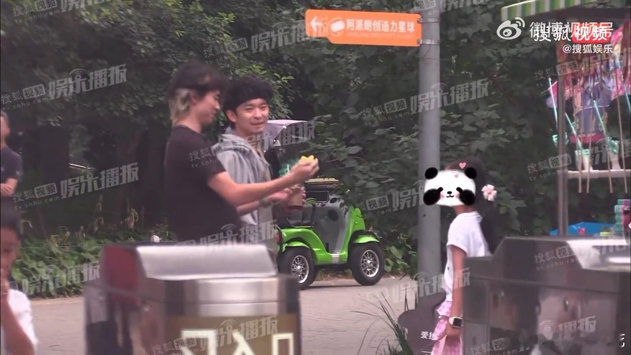 董子健带女儿逛公园好憔悴董子健快成流浪汉了 董子健最近被拍到带女儿逛公园，但是状