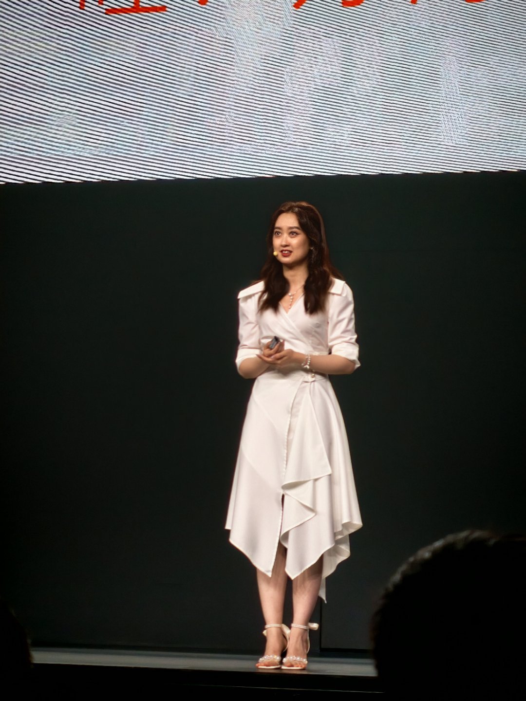 荣耀产品经理，王君颖，大家喜欢吗？目前听下来，发布会讲的不错，没有生硬的读稿。而