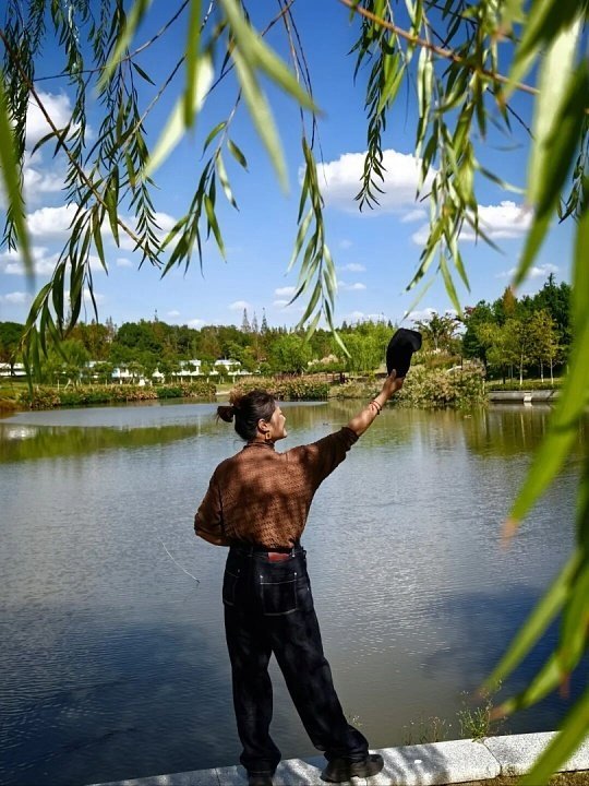环境真的能迅速同化一个人近墨者黑从不是危言耸听，再坚定的人，长期深陷负能量泥潭，
